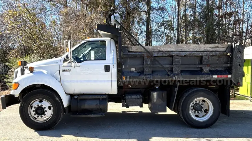 2009 Ford F750 Single Axle Regular Cab 4 Yard Dump Truck (Low Miles)