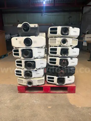 Lot 2 - 33 Projectors 756lbs including pallet