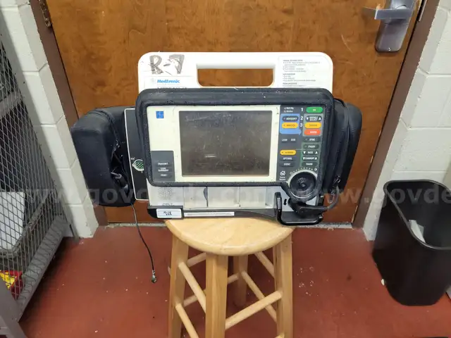 2002 LifePak 12 Defibrillator/monitor