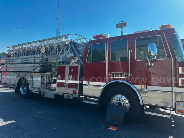 2001 Sutphen SA75 75 ft Aerial Ladder &#x2013; Detroit Series&#x202F;60 / Allison 3000 / Hale QMAX150 23L