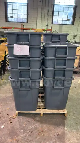 40 gallon trash cans... lot 1184