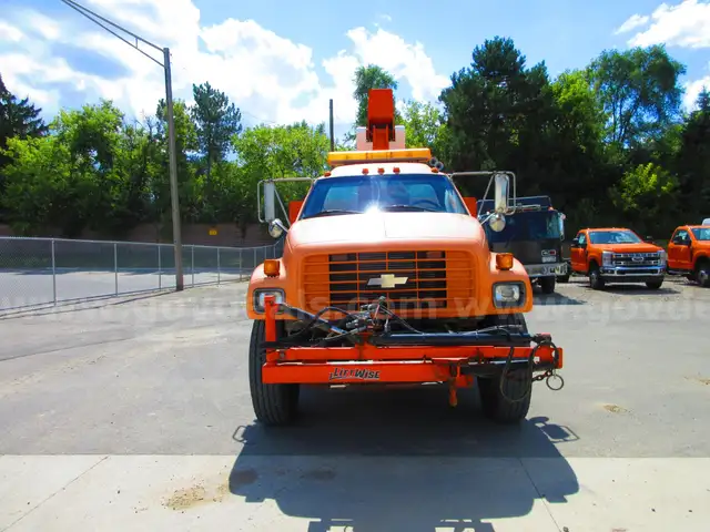 2001 Chevrolet C7H042 Aerial Bucket Truck with Post Puller