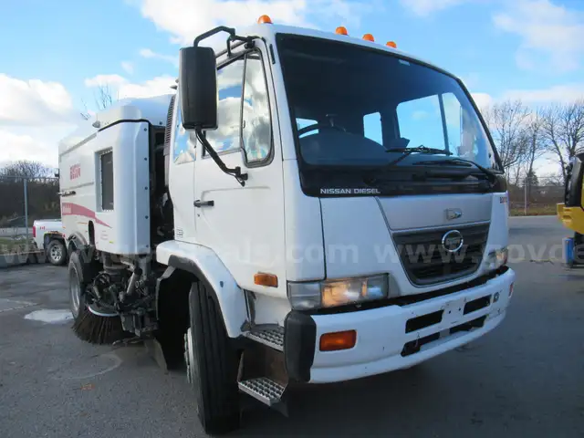 2009 Nissan UD3000 Elgin Street Sweeper