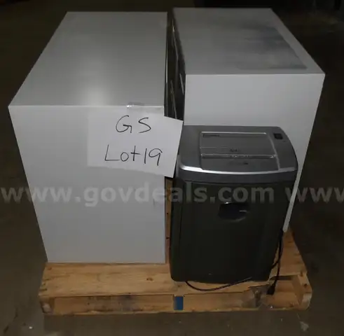 GS - Lot #19: 2 Metal File Cabinets &#x26; Paper Shredder