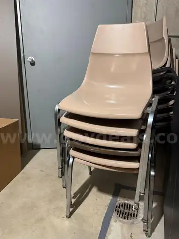 40 stackable chairs - 2 colors