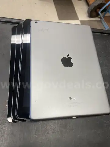 Lot of 5 iPad Airs 32gb