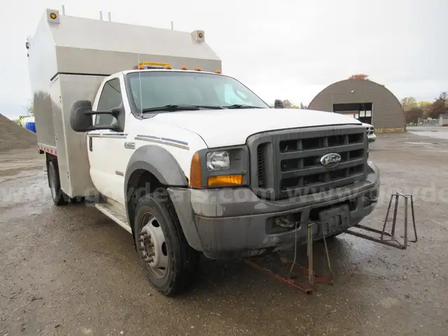 2005 Ford F-450 SD Chipper Truck