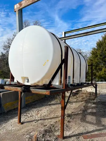 2000 GALLON POLY TANK