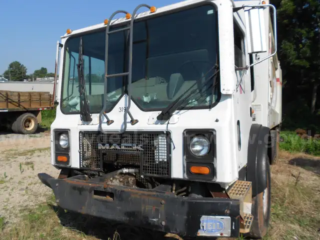 2002 Mack MR690S