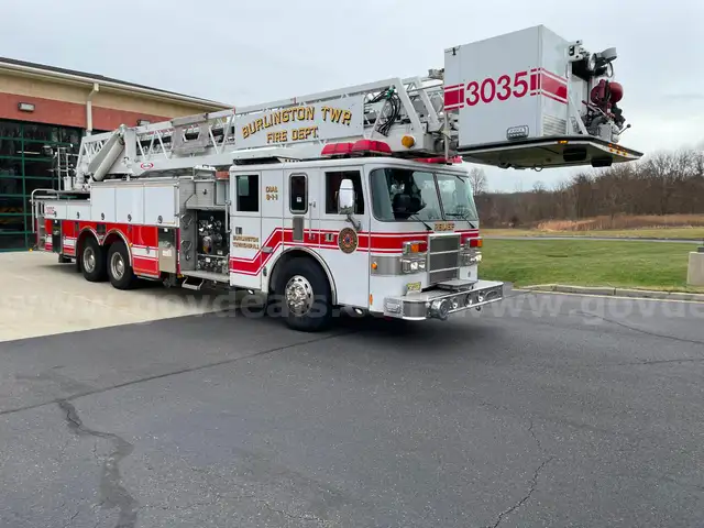 1999 Pierce Model Tilt Cab Lance 100' Aerial Platform