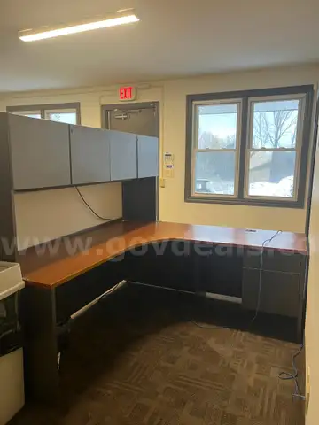 Lot of workstations (9 L-shaped desks)