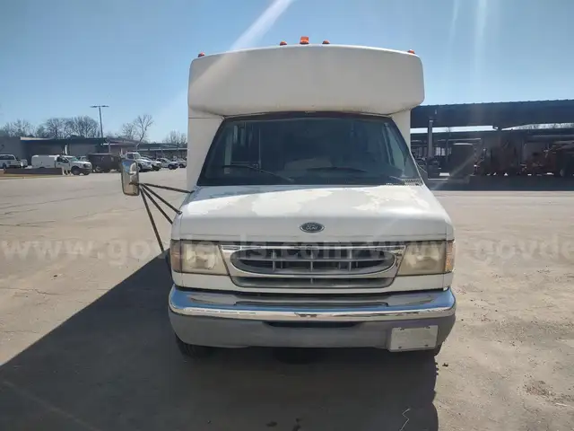 2000 Ford Shuttle Bus 26 passenger