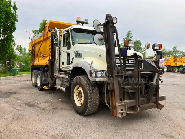 2015 Mack GU713