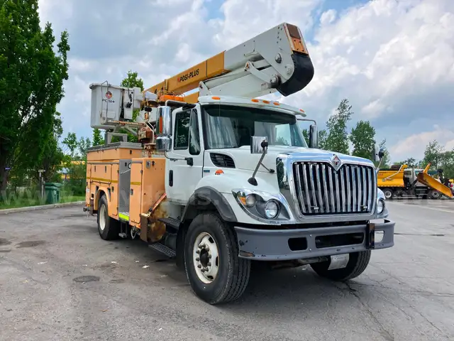 2008 IH 7400 BUCKET TRUCK,