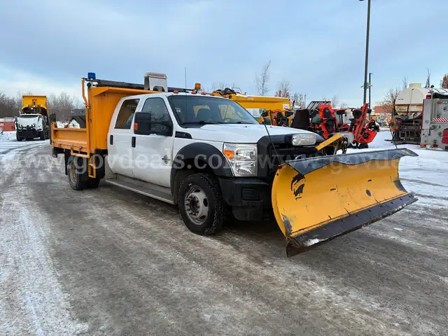2012 FORD F550 CREW CAB W/ LANDSCAPE DUMP BODY, HYDRAULIC SALTER, TOMMY LIFT AND PLOW 4X4