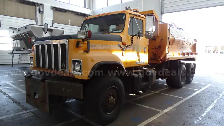 1997 International 2574 10-Yard Dump Truck