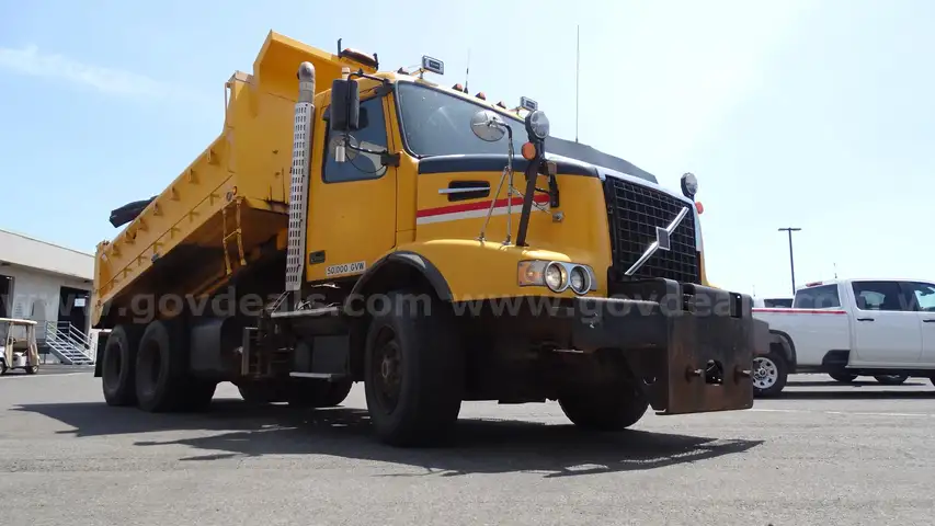 2006 Volvo VHDB2 10-Yard Dump Truck 6x4