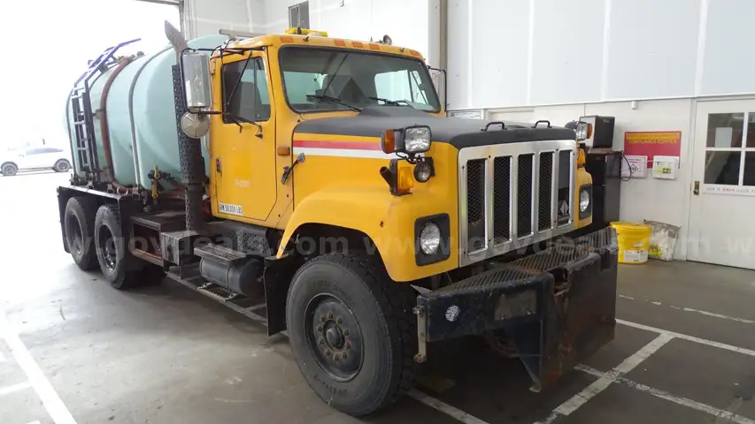 1991 International 2574 10-Yard Deicer Truck