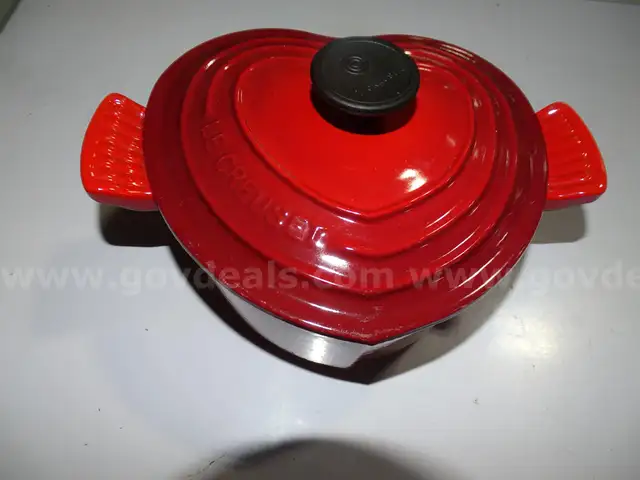 La Creuset Dutch Oven - Shipping $20