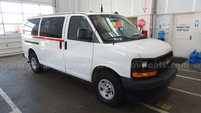2017 Chevrolet Express 3500 12-Passenger Sports Van