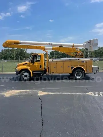 2008 International 4300 SBA 4X2 BUCKET TRUCK