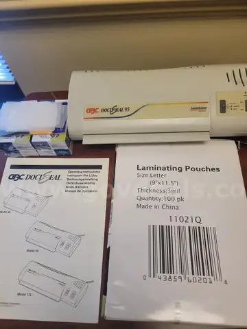 GBC DocuSeal Laminating Machine with Laminating Pouches