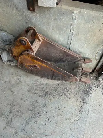 18" BACKHOE/EXCAVATOR BUCKET FROM OLD JOHN DEERE BACKHOE