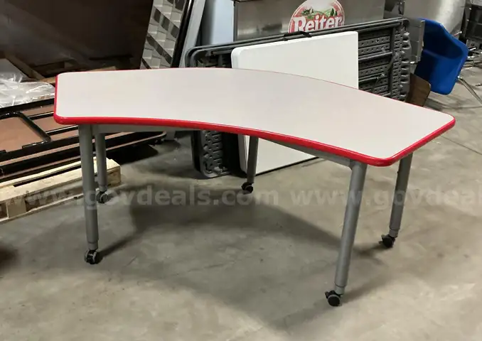 Tables - Lot of 2 -w/castors