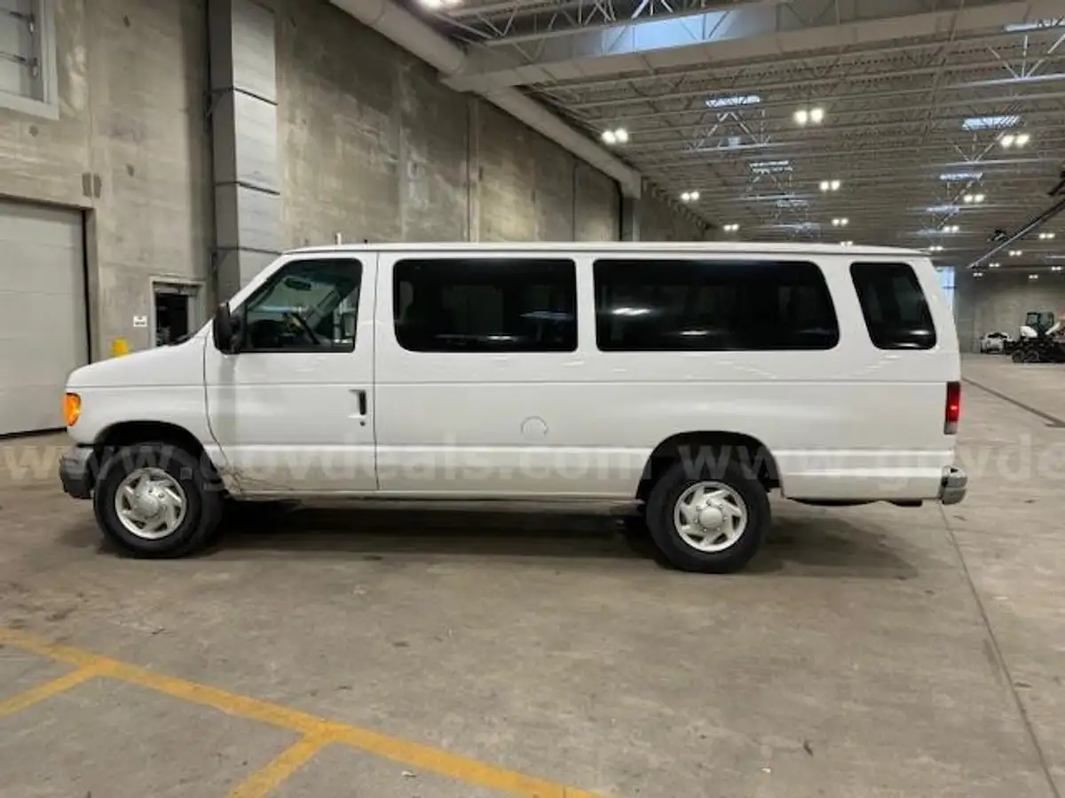 Shuttle Bus 2004 Ford Econoline E350 Super Duty 2004 Ford