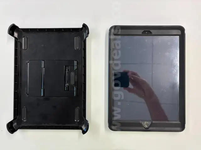 Lot of Two Apple iPads