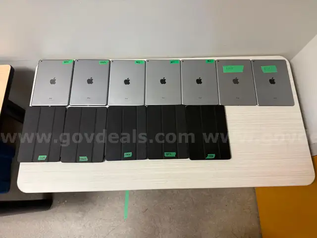 Lot of 7 Apple iPads and 5 iPad Cases - (2) Air, (5) iPad Air 2 and (3) Gray Leather Cases