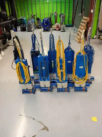 Windsor upright vacuums, Lot of 9! Some parts missing, no accessories!