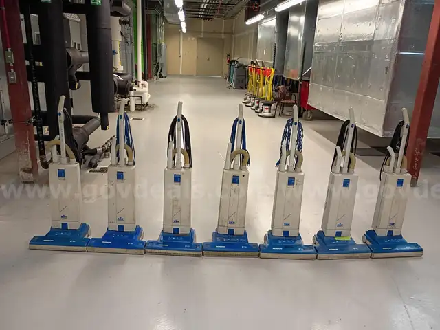 Windsor Sensor Vacuums SR18! Lot of 7!
