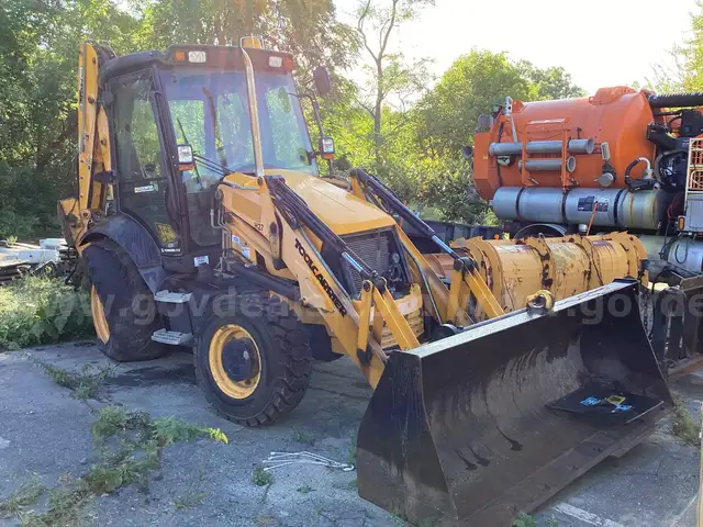 JCB BACKHOE, YEAR 2010 WITH BUCKET AND FORK ATTACHMENT (AUC520, H27)