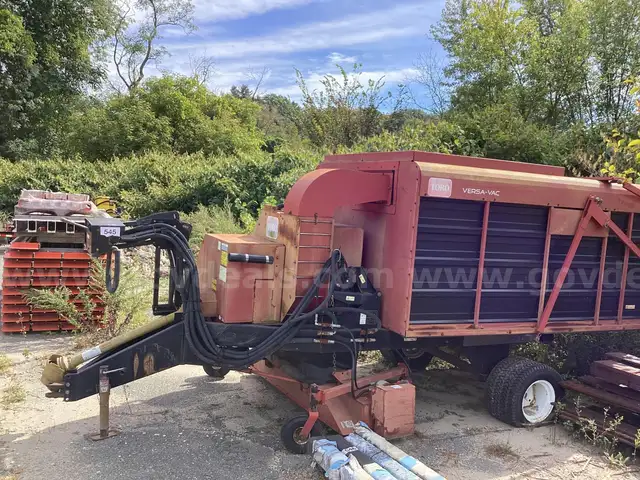 TORO VERSA VAC TRAILER (AUC-545)