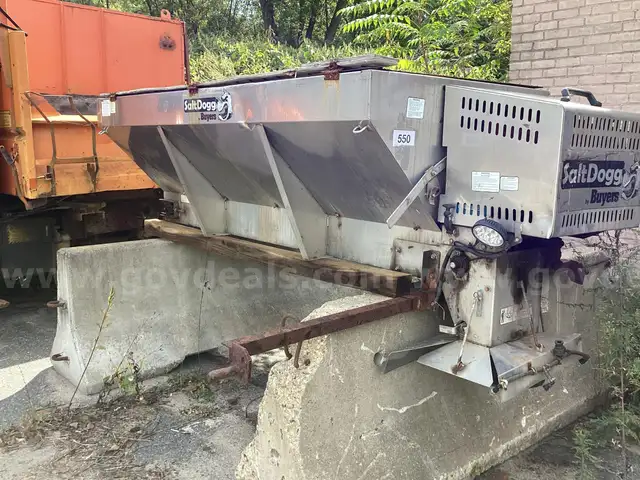 SALT DOG SPREADER BY BUYERS (AUC550)