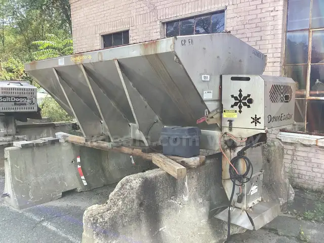 DOWN EASTER SPREADER (AUC551)