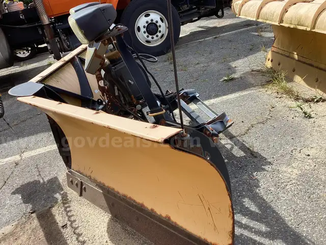 FISHER MINUTE MOUNT V PLOW (AUC-532)