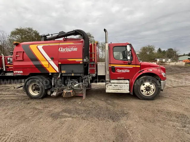 2013 Freightliner M2 106 / Johnston Vacuum Sweeper