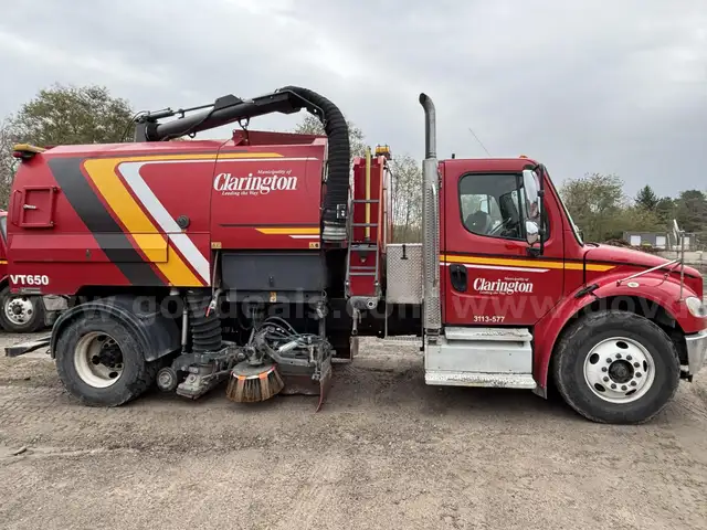 2013 Freightliner M2 106 / Johnston Vacuum Sweeper