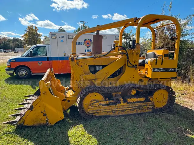 International Harvester 100E Track Loader