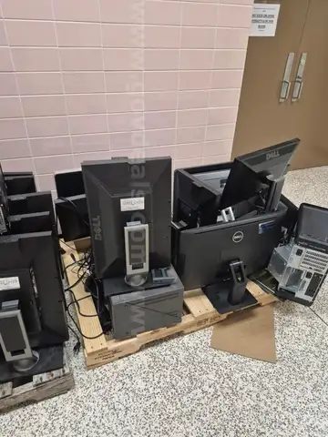 Pallets of old Tech - R2521901