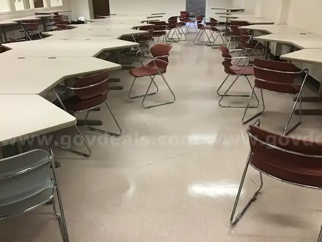 Lot of Tables &#x26; Chairs - G2511508