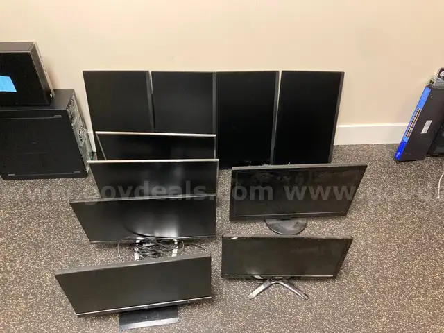 Lot of 10 Computer Monitors