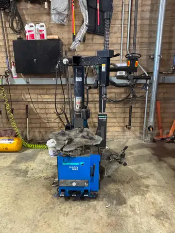 Hofmann Monty 1625 - Swing Arm Tire Changer