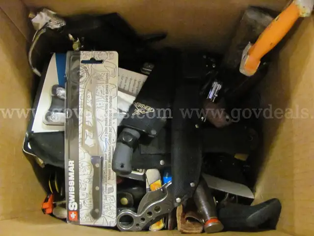 KNIVES AND MULTI-TOOLS LOT (GD4154)