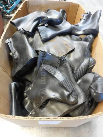 BIG BOX OF RUBBER OVER BOOTS (GD4168)