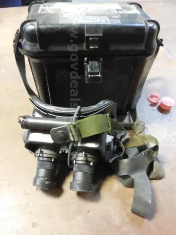 NIGHT VISION GOGGLES AND CASE (GD)