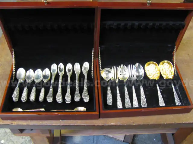 2 BOXES OF FLATWARE &#x26; SERVEWARE (GD4173)
