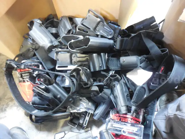 BOX OF VARIOUS USED HOLSTERS (GD4182)